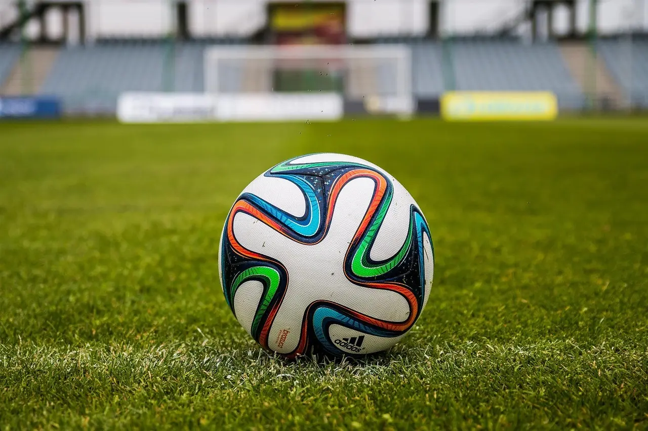 Fodbold foran mål