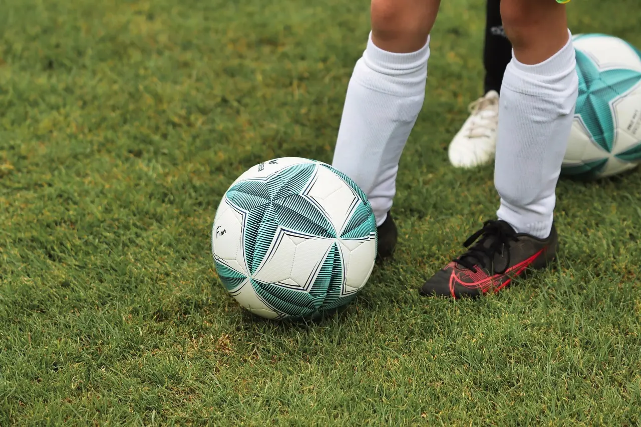 Fodbold ved spillernes ben