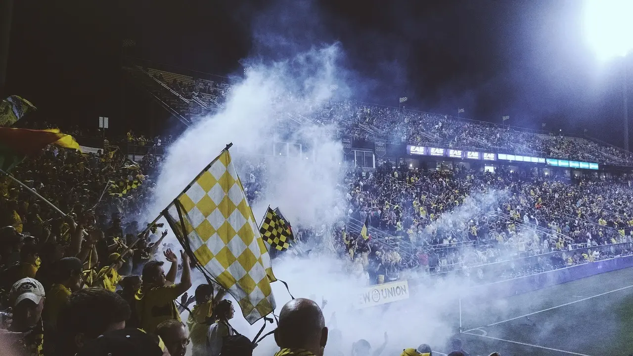 Fyldt fodboldtribune med fans